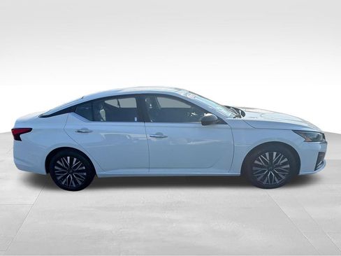 Used 2025 Nissan Altima 2.5 SV FWD image 6