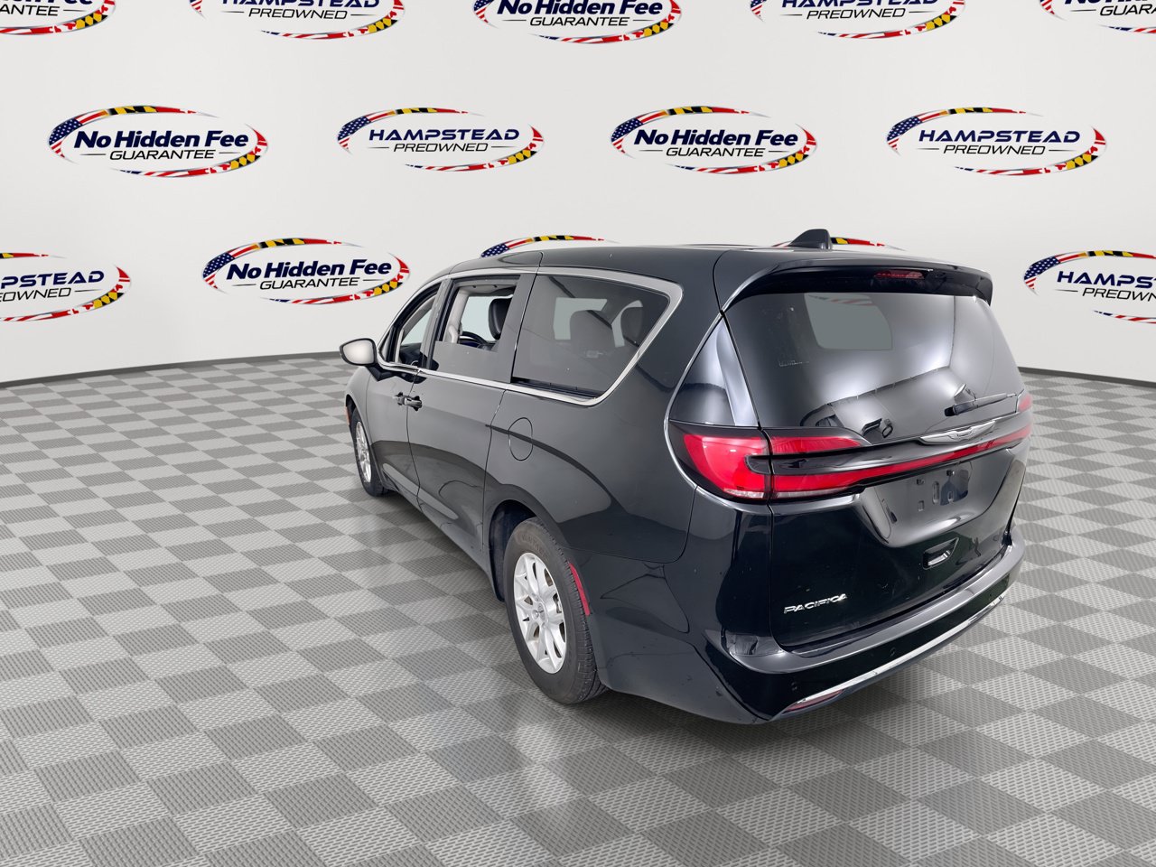 Used 2023 Chrysler Pacifica Touring-L FWD image 7