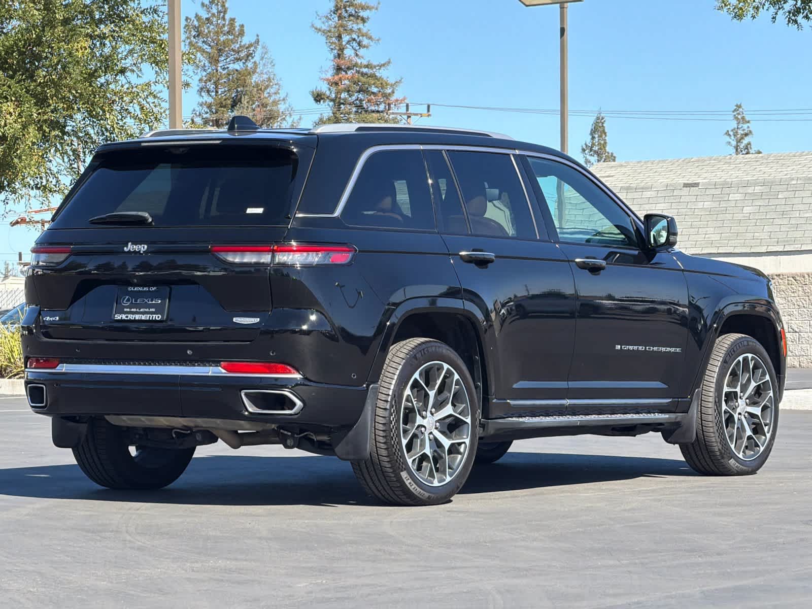 Used 2023 Jeep Grand Cherokee Summit AWD/4WD image 2