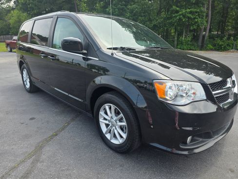 Used 2018 Dodge Grand Caravan SXT FWD image 3