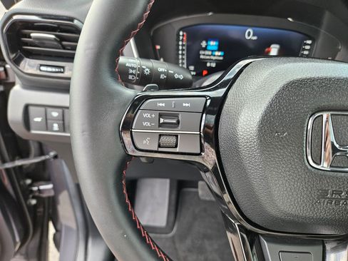 Used 2025 Honda Pilot Black Edition image 26