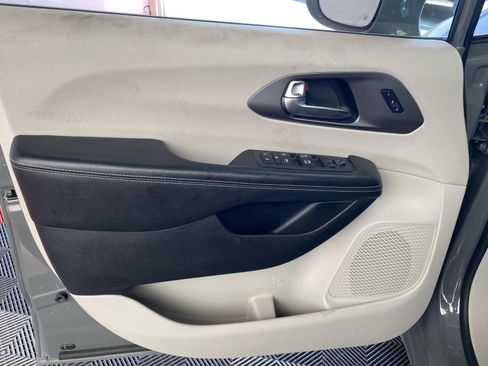 Used 2022 Chrysler Pacifica Touring-L image 18