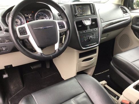 Used 2015 Chrysler Town & Country Touring w/ Driver Convenience Group FWD image 16