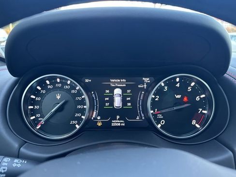 Used 2022 Maserati Levante Trofeo image 22