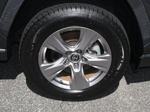 Used 2022 Toyota RAV4 XLE FWD image 21