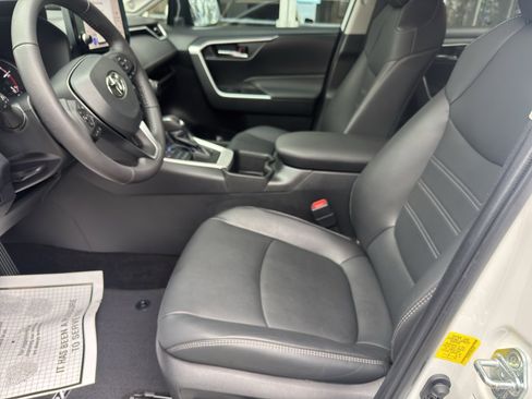 Used 2023 Toyota RAV4 XLE Premium image 5