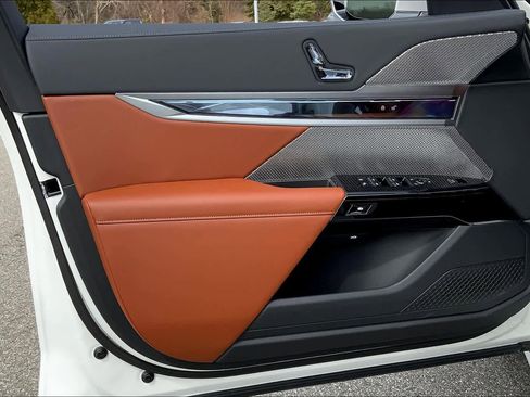 Certified 2024 BMW i7 xDrive60 w/ Premium Package 2 image 10