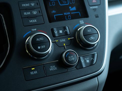 Used 2020 Toyota Sienna L image 33