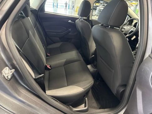 Used 2014 Ford Focus SE w/ SE Winter Package FWD image 17