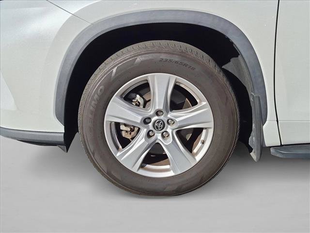 Used 2022 Toyota Highlander LE FWD image 12