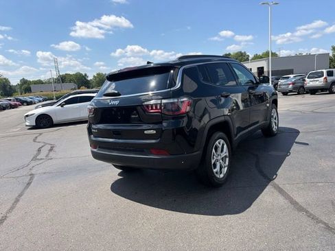 Used 2024 Jeep Compass Latitude AWD/4WD image 9