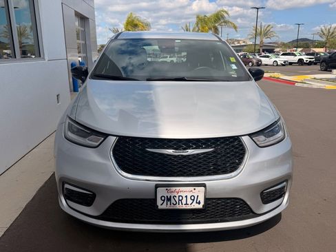 Used 2024 Chrysler Pacifica Touring image 3