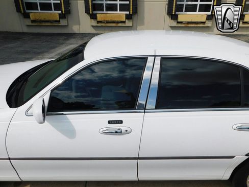 Used 2003 Lincoln Town Car Executive image 11