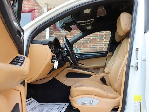 Used 2018 Porsche Macan AWD/4WD image 12