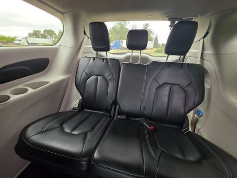 Used 2023 Chrysler Pacifica Touring-L FWD image 14