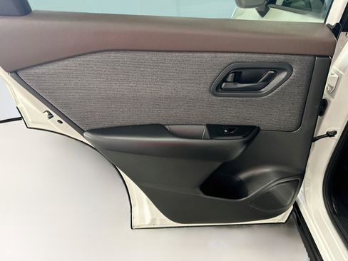 Used 2023 Nissan Rogue S AWD/4WD image 26