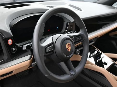 Certified 2025 Porsche Cayenne AWD/4WD image 16