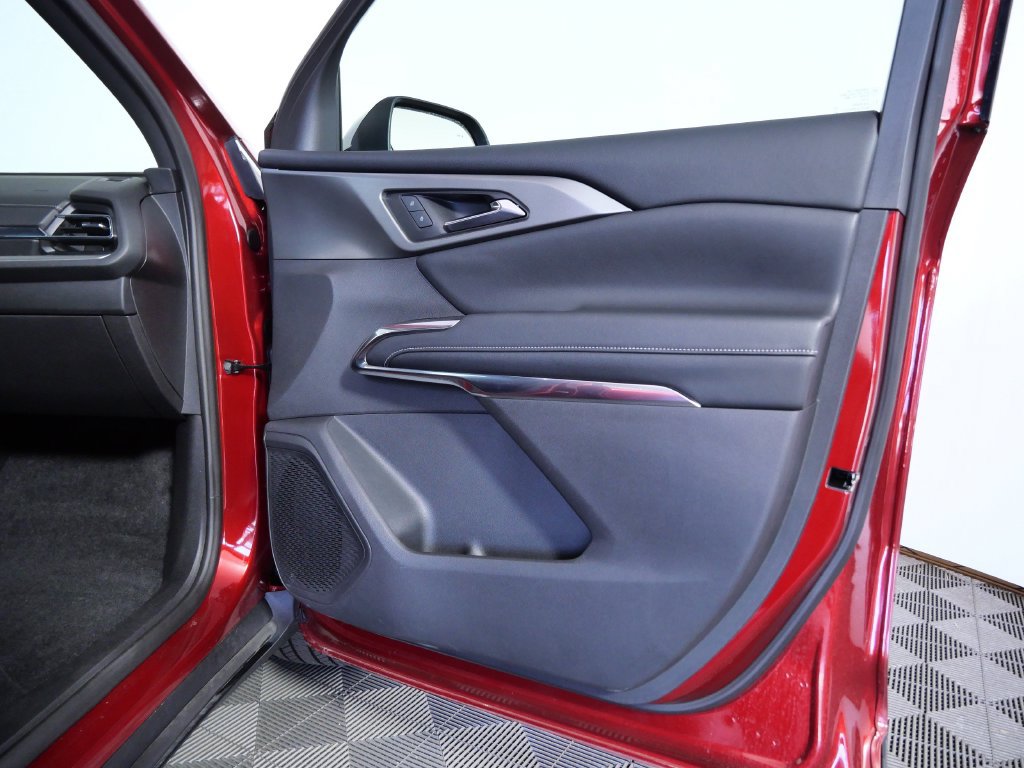 Used 2025 Chevrolet Traverse LT w/ Driver Confidence Package FWD image 8