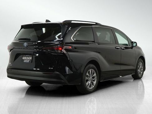 Used 2025 Toyota Sienna XLE w/ XLE Plus Package image 5