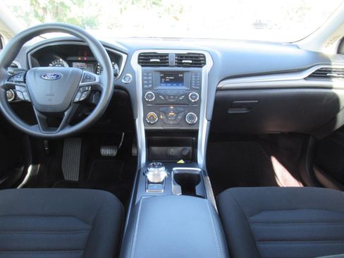Used 2018 Ford Fusion SE FWD image 12