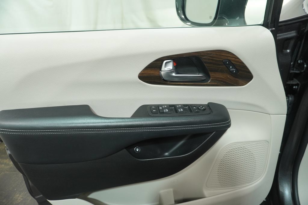Used 2021 Chrysler Pacifica Limited w/ Uconnect Theater Family Group FWD image 26