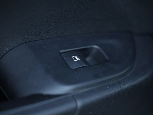 Used 2025 Hyundai Venue SEL FWD image 25