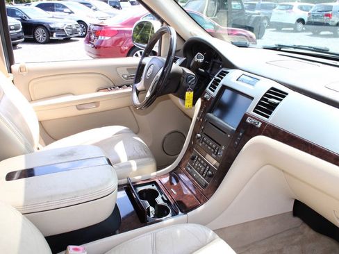 Used 2007 Cadillac Escalade ESV AWD w/ Information Package image 12