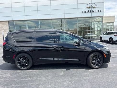 Used 2025 Chrysler Pacifica Limited FWD image 7