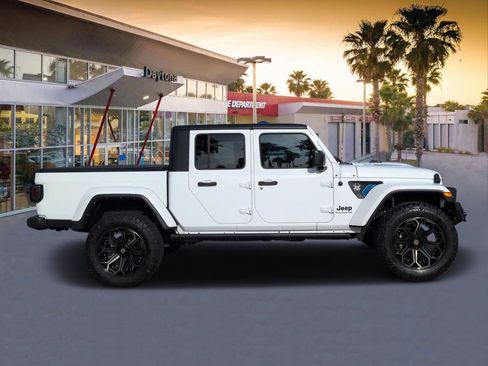 Used 2023 Jeep Gladiator Sport AWD/4WD image 2