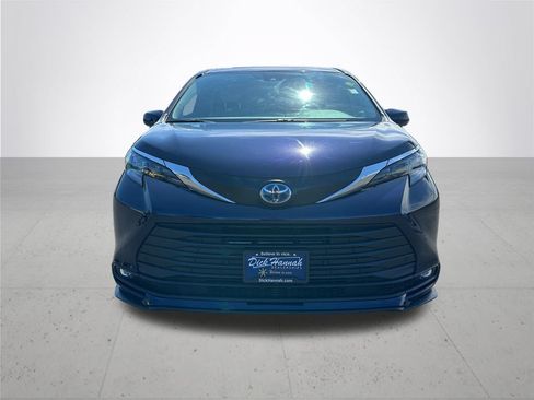 Used 2025 Toyota Sienna XLE AWD/4WD image 3