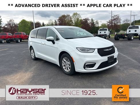 Used 2023 Chrysler Pacifica Touring-L FWD image 1