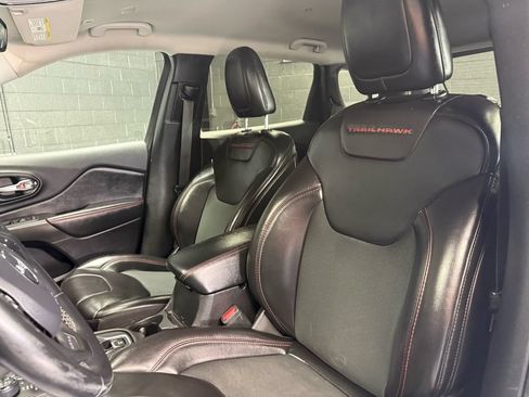 Used 2019 Jeep Cherokee Trailhawk w/ Cold Weather Group AWD/4WD image 12