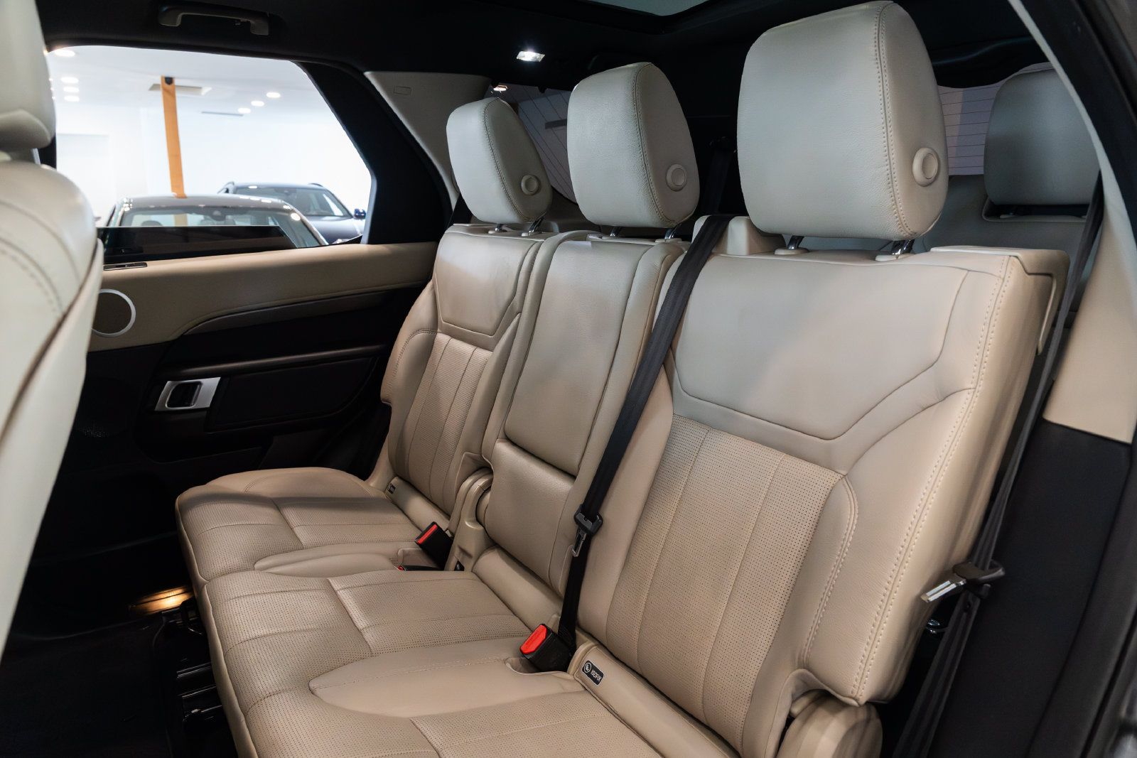 Used 2017 Land Rover Discovery SE AWD/4WD image 19
