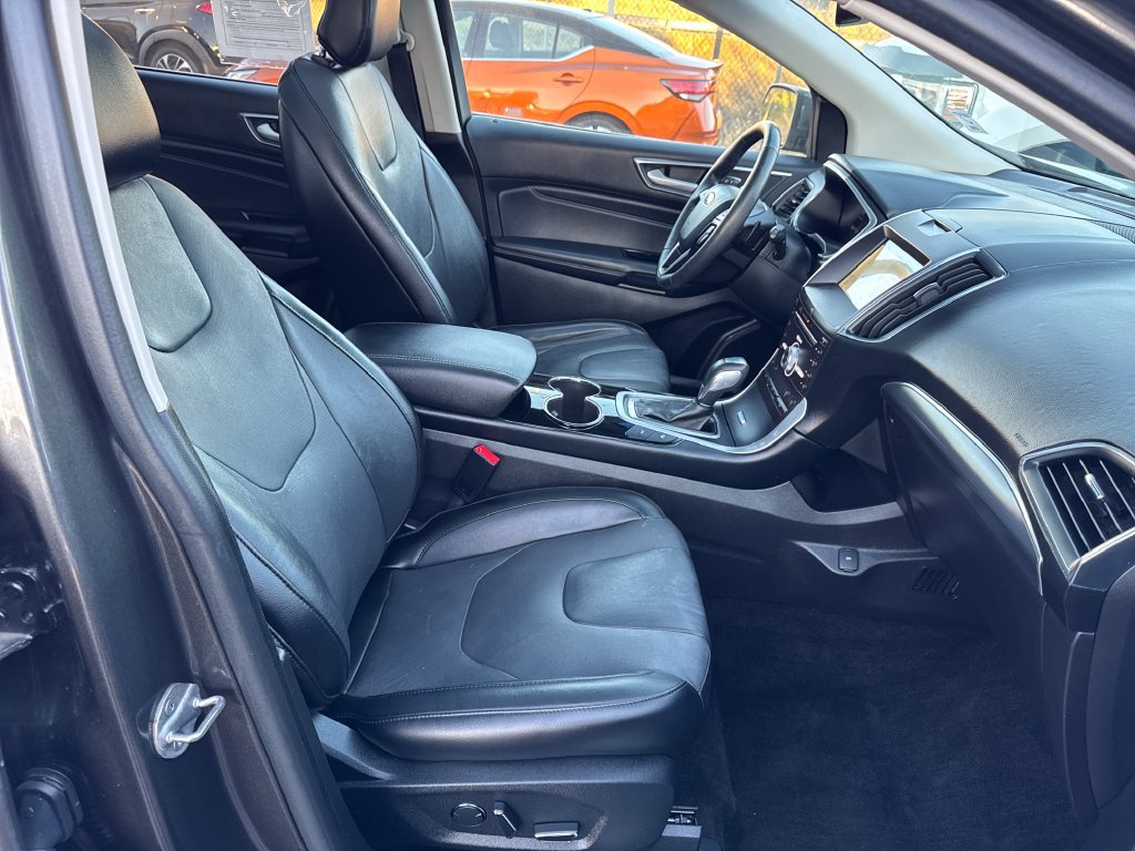 Used 2018 Ford Edge Titanium w/ Equipment Group 302A AWD/4WD image 38