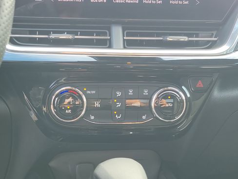 Used 2025 Chevrolet Trax RS FWD image 27