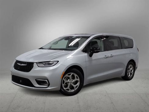 Used 2024 Chrysler Pacifica Limited image 1