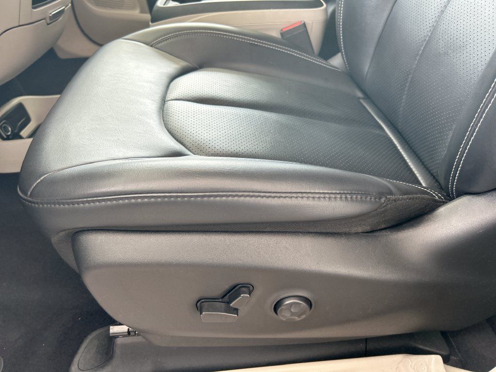 Used 2023 Chrysler Pacifica Touring-L FWD image 12