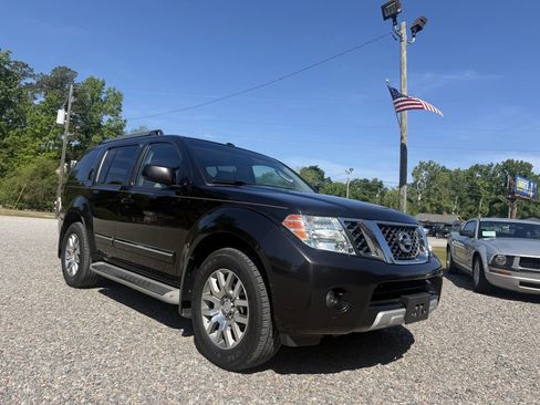 Used 2011 Nissan Pathfinder LE w/ Navigation Pkg image 2
