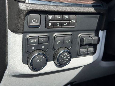 Used 2025 Chevrolet Suburban Premier w/ Sun And Tow Package AWD/4WD image 8