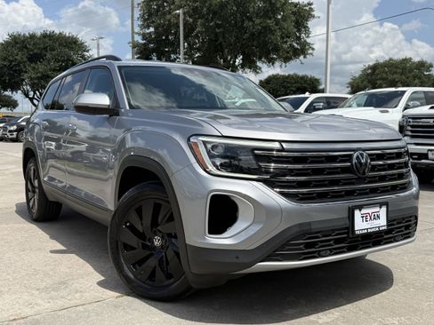 Used 2024 Volkswagen Atlas SE FWD image 2
