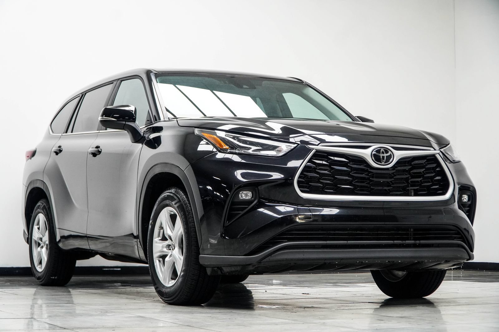 Used 2025 Toyota Highlander LE FWD image 5