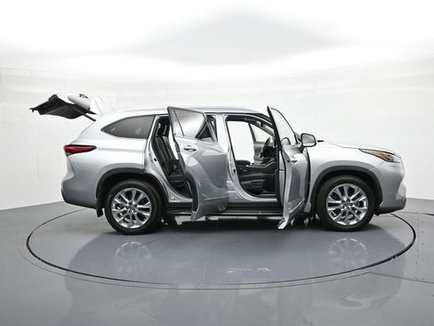 Used 2023 Toyota Highlander Limited AWD/4WD image 34