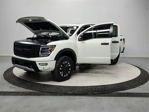 Used 2020 Nissan Titan PRO-4X w/ Pro-4x Convenience Package image 11