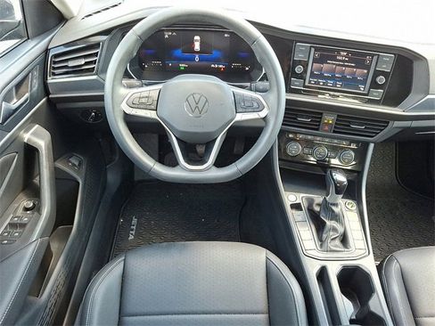 Used 2024 Volkswagen Jetta SE image 11
