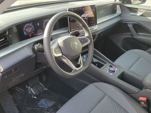 New 2026 Volkswagen Tiguan SE image 9