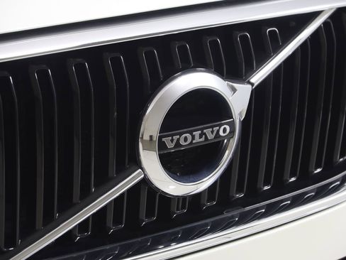 Used 2019 Volvo XC60 T5 Momentum w/ Multimedia Package image 17