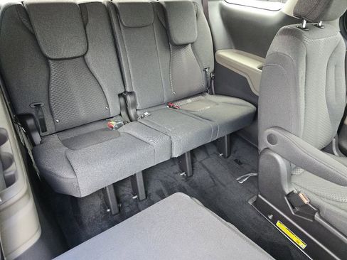Used 2026 Kia Carnival LX FWD image 19
