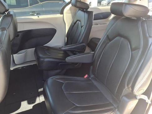 Used 2023 Chrysler Pacifica Touring-L image 16