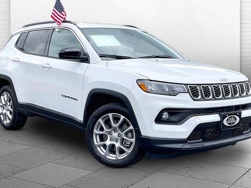 Used 2024 Jeep Compass Latitude AWD/4WD image 1