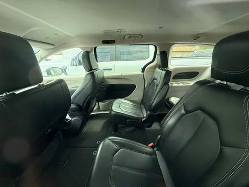 Used 2023 Chrysler Pacifica Touring-L FWD image 8